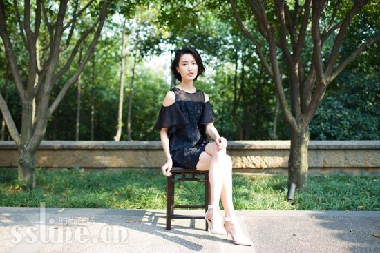 杜鹃毫不遮掩对EP雅莹2014春夏系列中这款连衣裙的喜爱,连称“很优雅!” 杜鹃毫不遮掩对EP雅莹2014春夏系列中这款连衣裙的喜爱,连称“很优雅!”