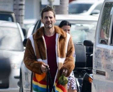 ּС紩ŮװPradaͷԲз