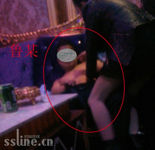 河南两官员全裸玩小姐 不雅照网上疯狂流传